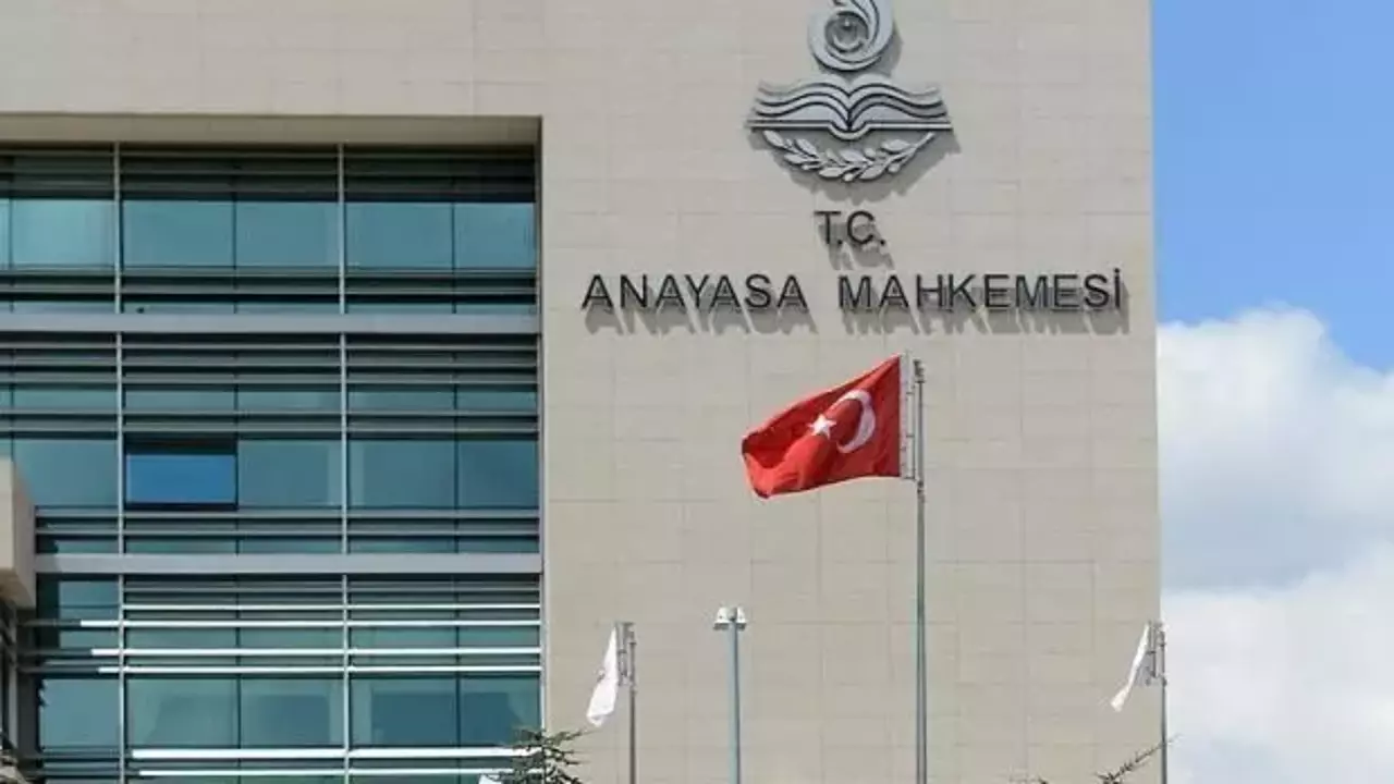 AYM'den 11 siyasi parti hakkında karar!