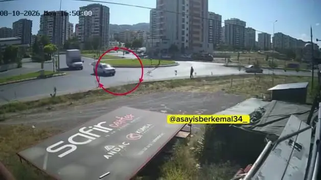 Direksiyon hakimiyetini kaybeden sürücü yayayı ezdi