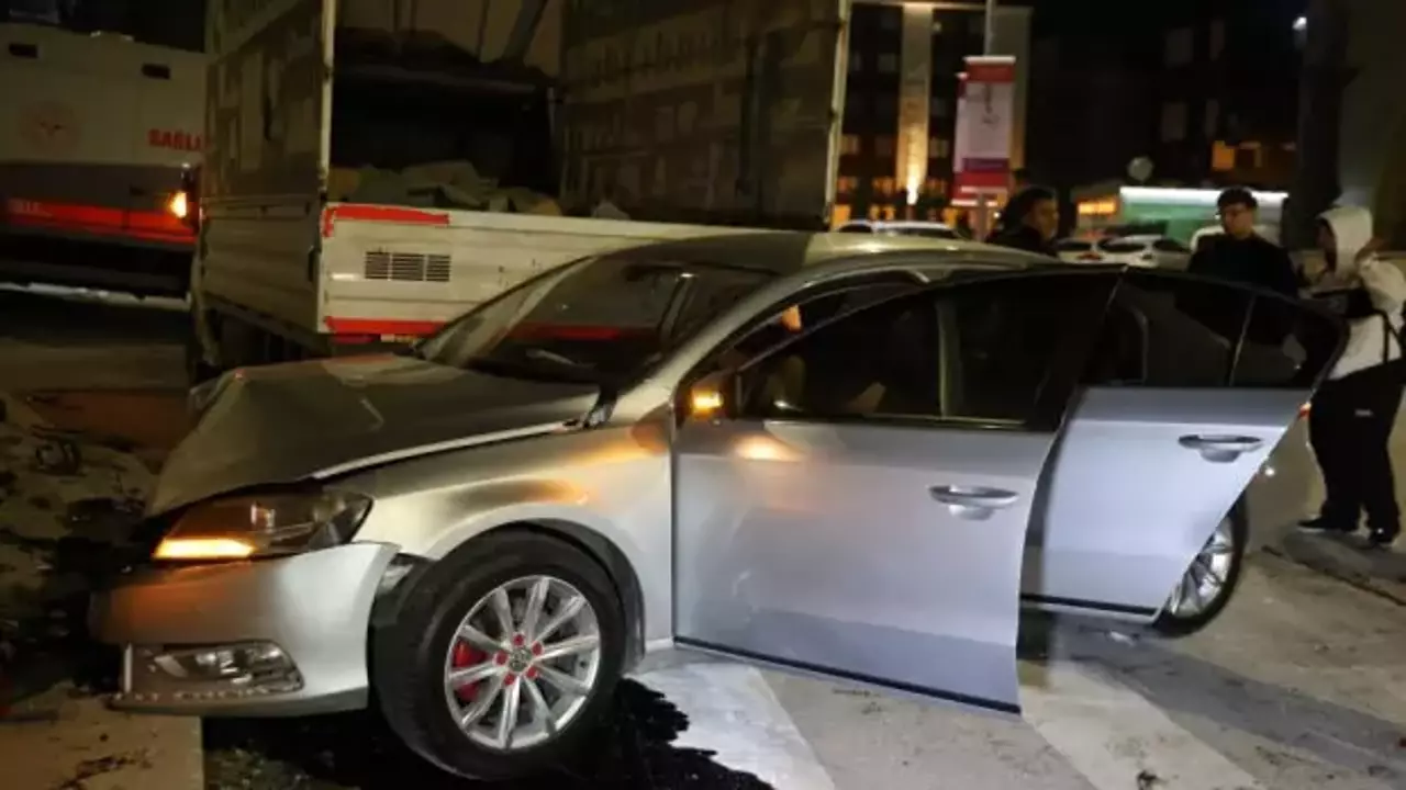 Elazığ’da pikap ile otomobil çarpıştı: 5 yaralı