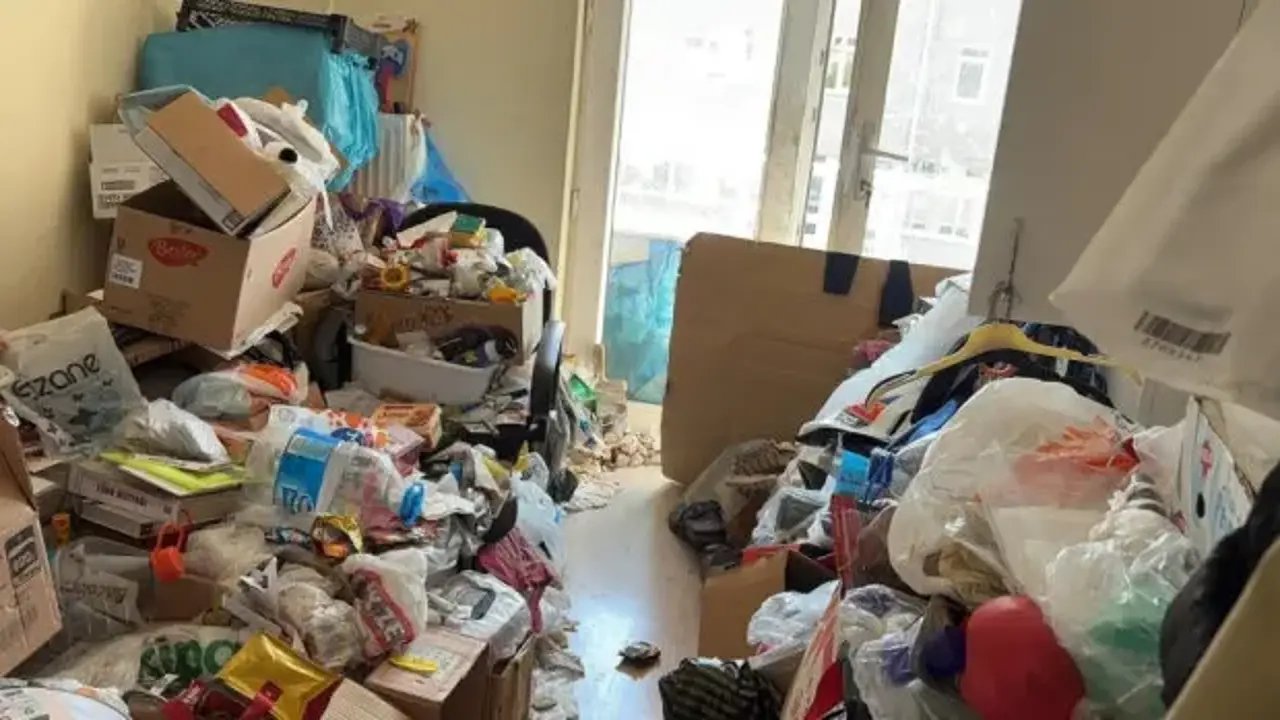 Emekli profesörün iki dairesinden tonlarca eşya ve çöp çıktı