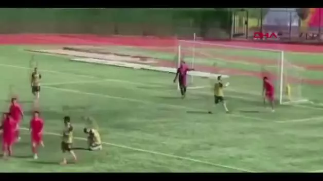 Gol sevinici yaşayan rakibinin kafasına tekme attı! O anlar herkesi çileden çıkardı
