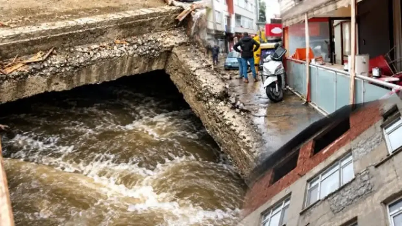 İstanbul’da selin ardından şoke eden manzara: Evlerin altından dere akıyor