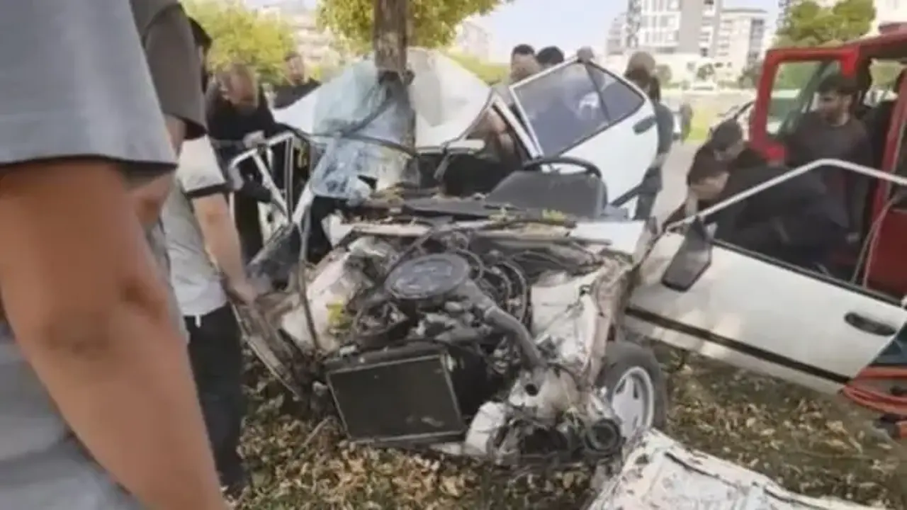 Siverek’te otomobil ağaca ok gibi saplandı: 3 yaralı
