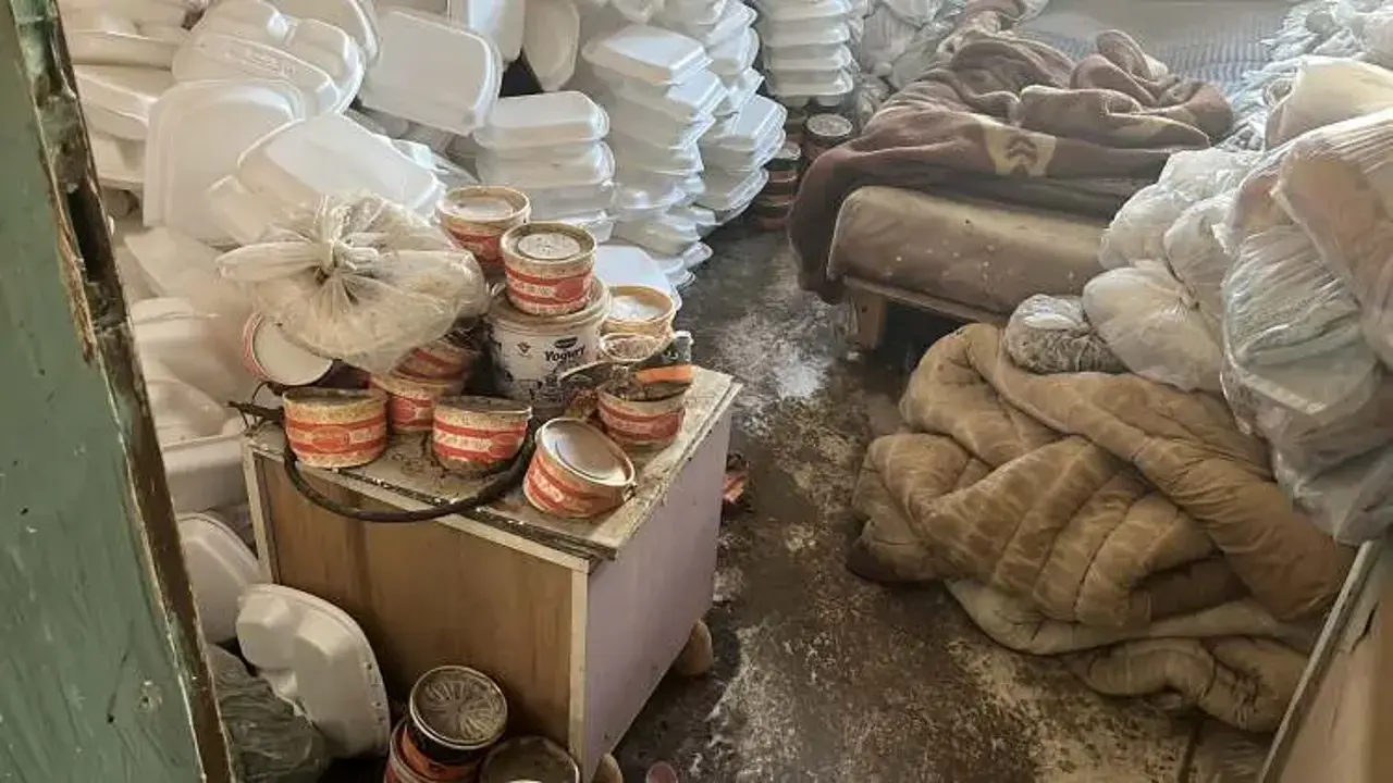 1 yıldır çıkmadığı çöp evden barınma merkezine geçti! Görünümü değişti