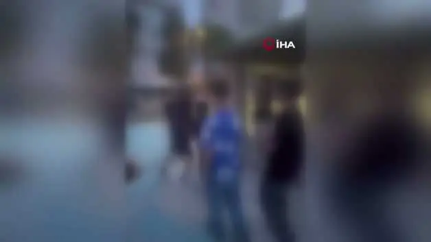 10 çocuk, parkta bir çocuğu tekme ve yumruklarla dövdü