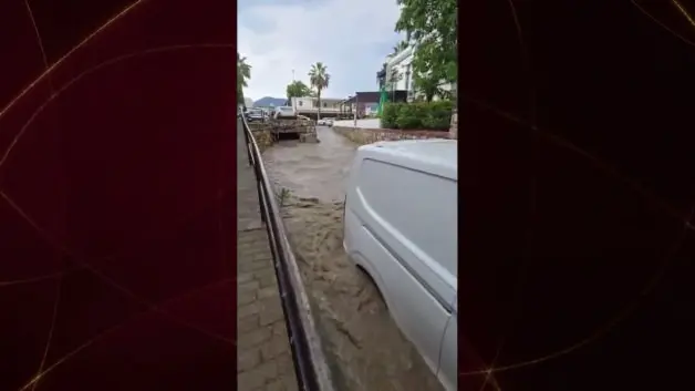 15 dakikalık yağmur yetti: Bodrum'da araçlar su altında kaldı