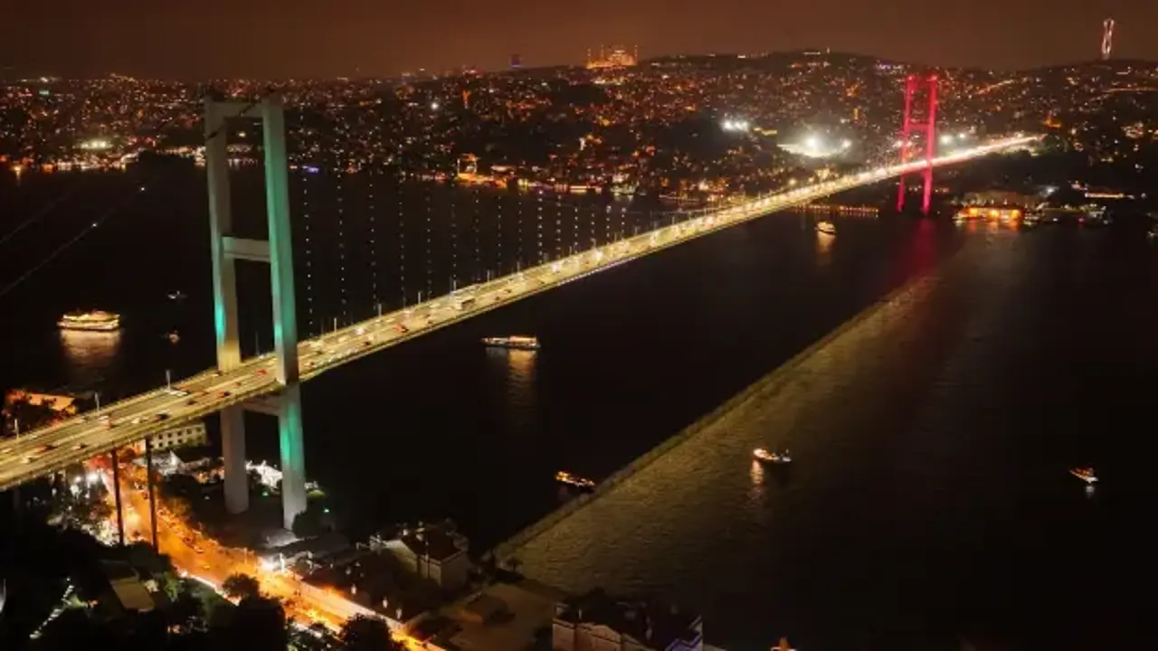 15 Temmuz Şehitler Köprüsü'ne Mekke Anlaşması'na özel ışıklandırma!