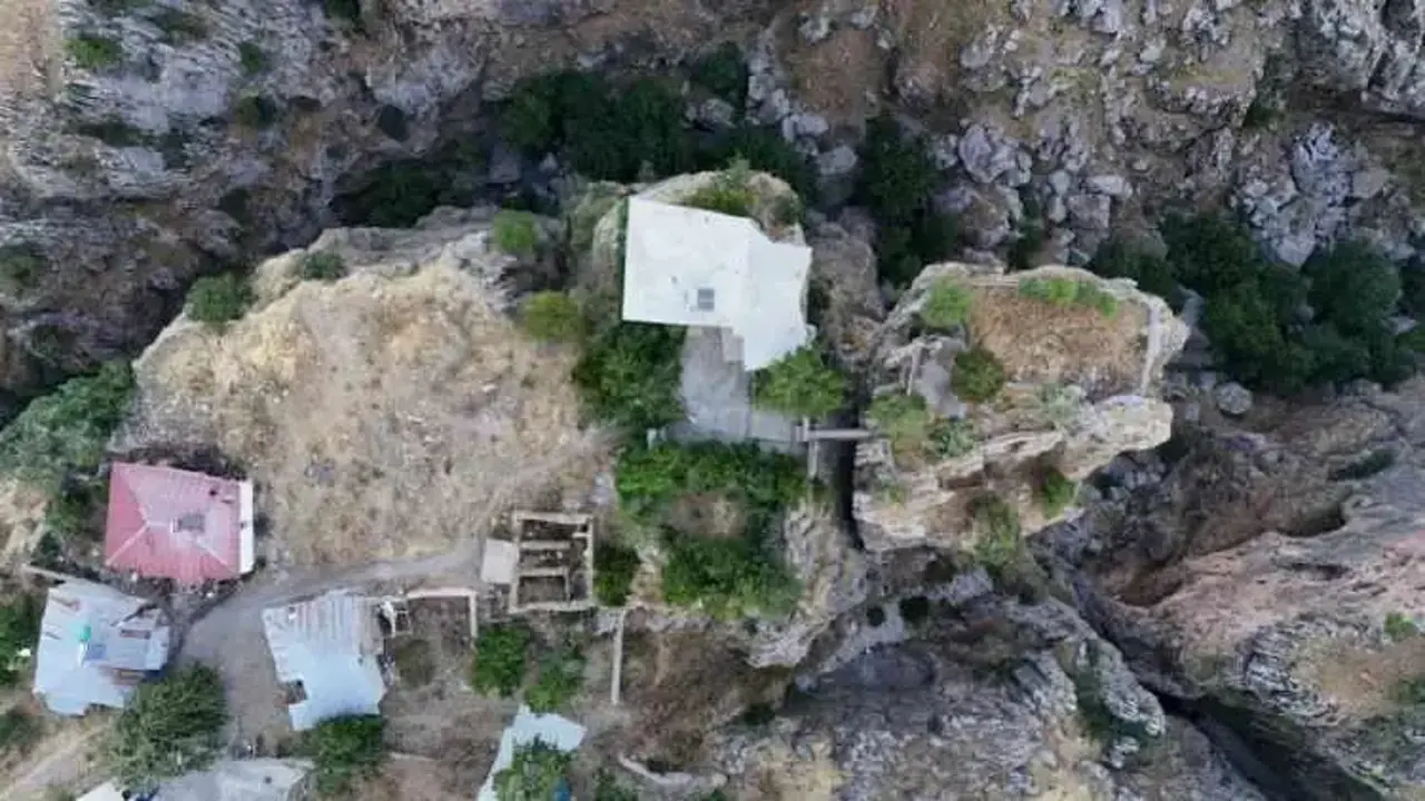 168 metrelik uçurumun dibine ev yaptı: Ölümle dans ediyor!