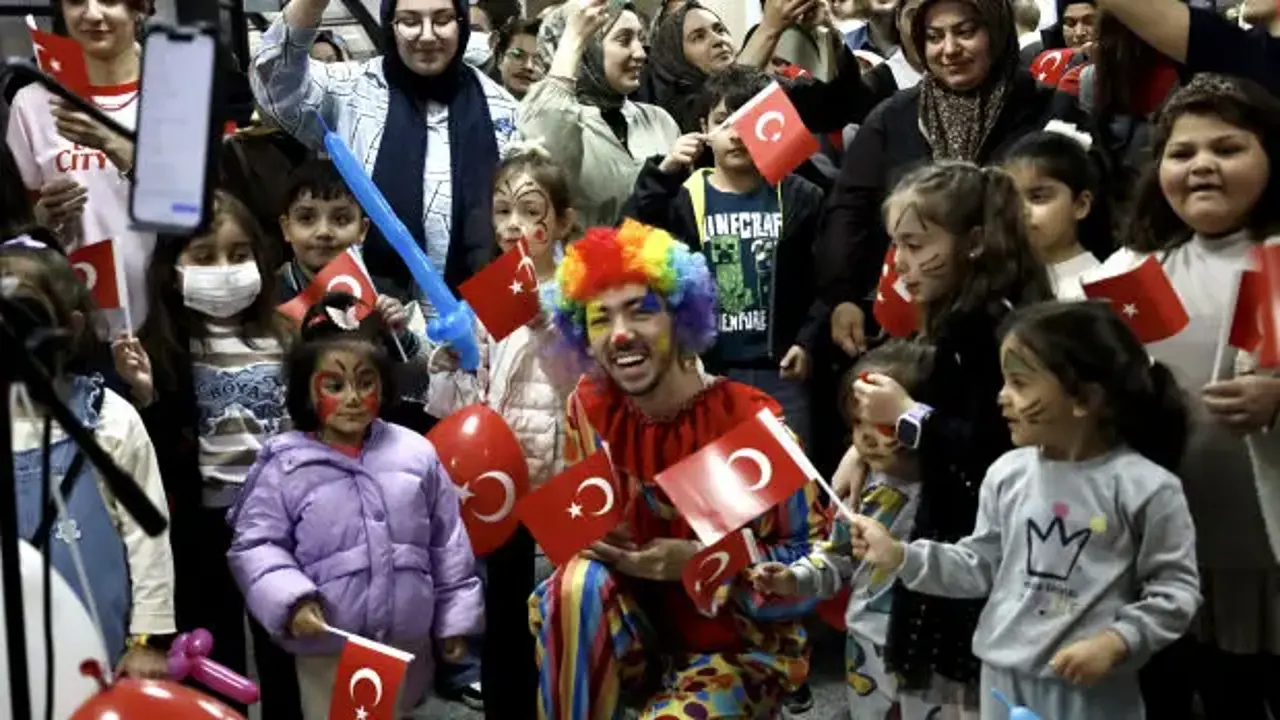 23 Nisan Coşkusu Kıtaları Aştı