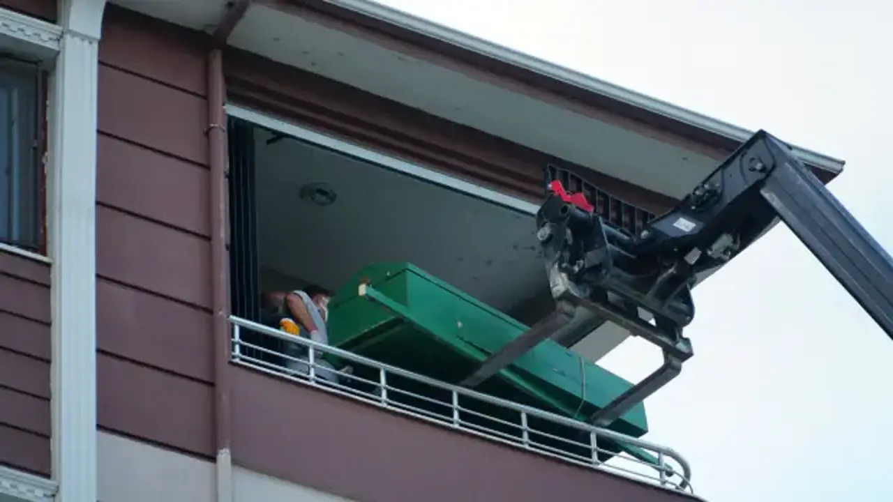250 kiloluk cenaze teleskopik forkliftle taşındı