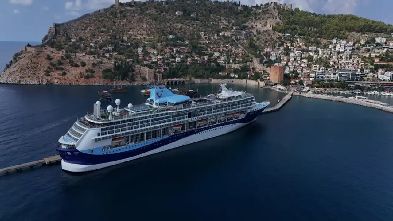 264 metrelik dev gemi Alanya'ya yanaştı! Bin 765 turist ilçeye akın etti