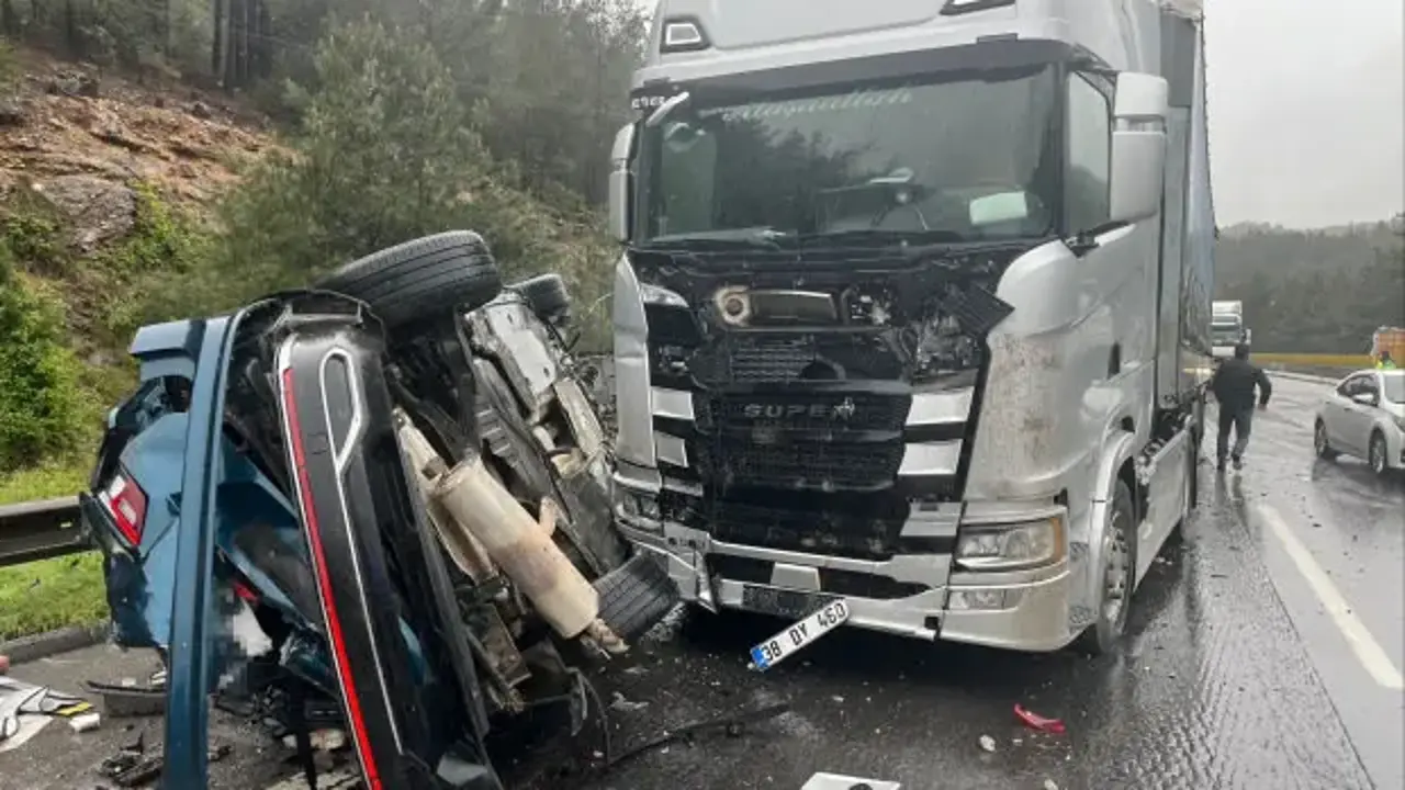 3 araçlık zincirleme kaza: Otomobil un ufak oldu! 1 ölü, 5 yaralı!