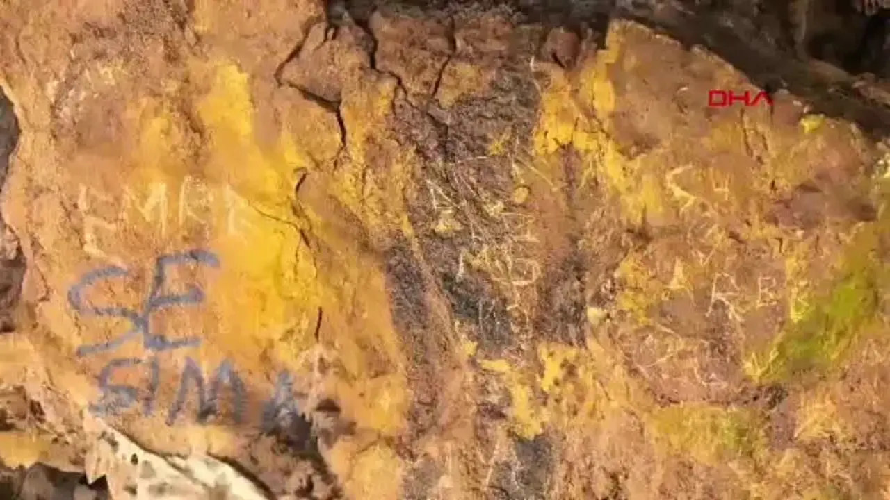 3 milyon yıllık Oylat Mağarası'nı sprey boyayla tahrip ettiler!