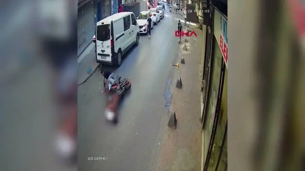4 yaşındaki Şevval’e motosiklet çarptı! O anlar kamerada
