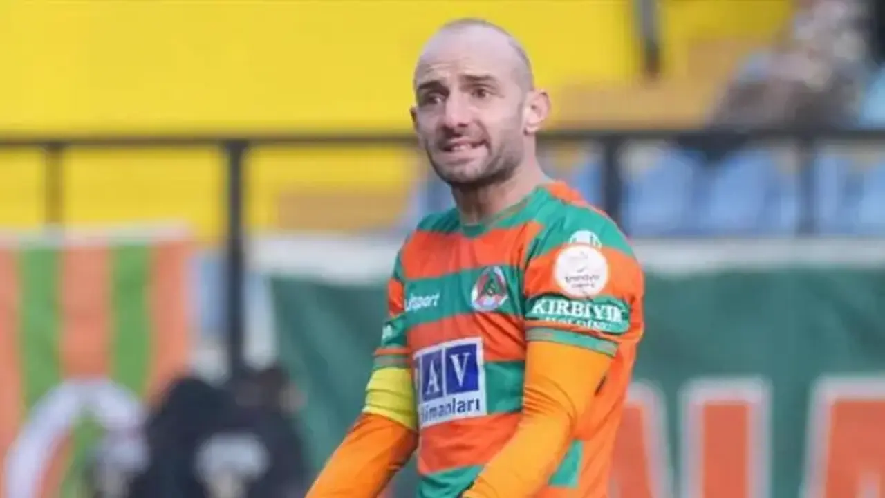 434 maçta 38 gol 67 asist yapmıştı! Efsane, 13 yıl sonra Süper Lig ekibine veda etti