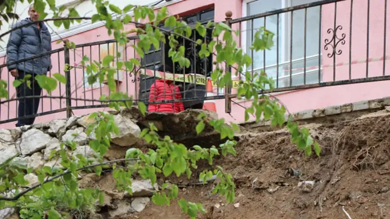5 katlı binada panik: İstinat duvarı çöktü!