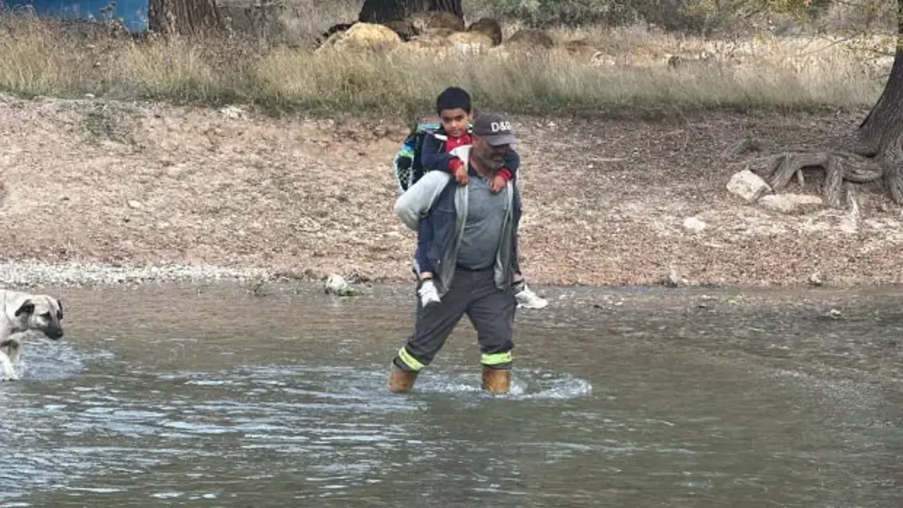 6 yıldır köprü bekliyorlar! Sivaslı baba oğlunu okula göndermek için ırmağa giriyor