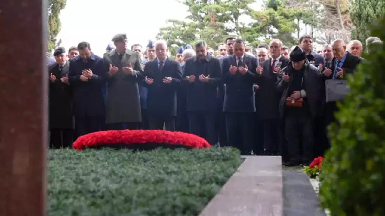 8'inci Cumhurbaşkanı Turgut Özal mezarı başında anıldı