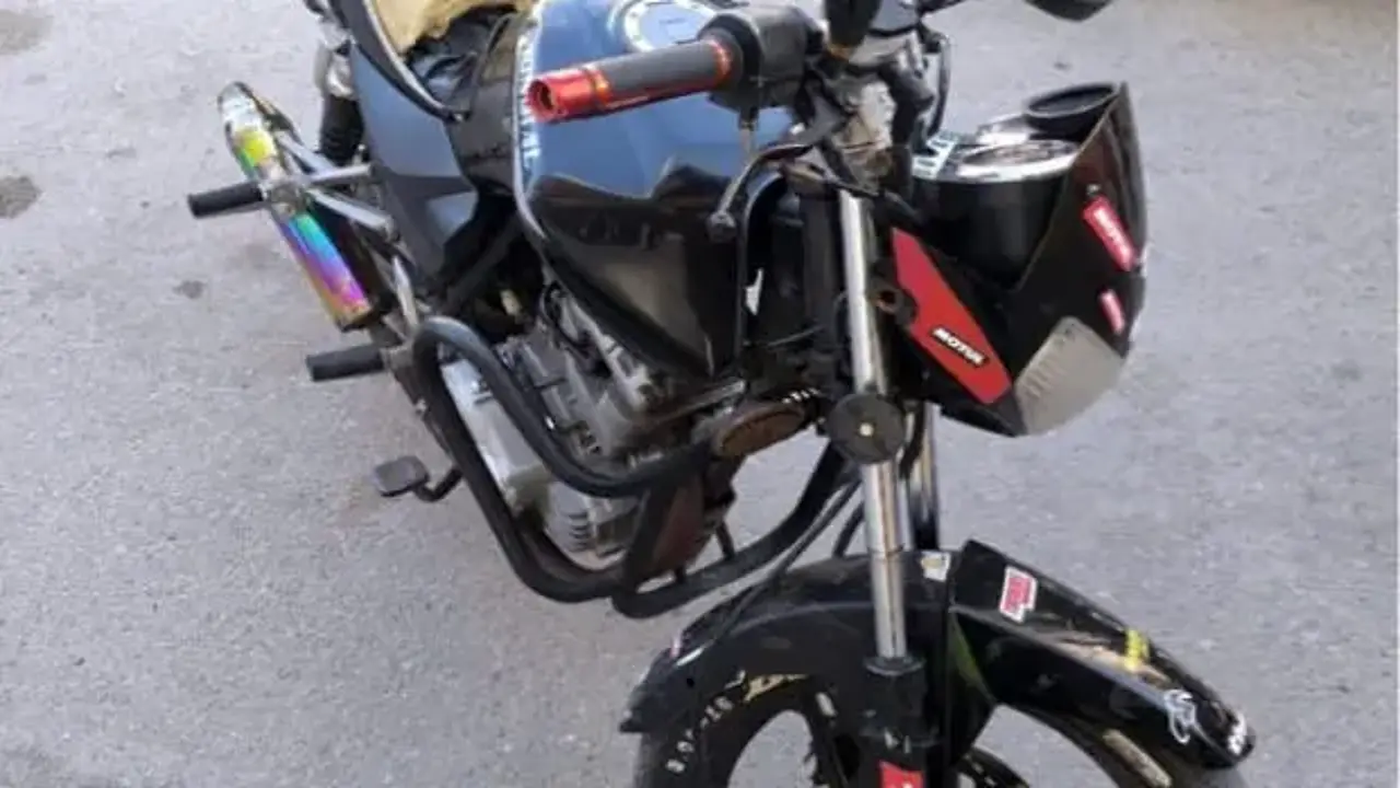 Abart egzozlu ve plakasız motosikletin ehliyetsiz sürücüne 105 bin lira ceza