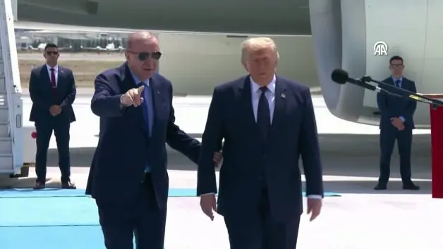 ABD başkanı Trump kendisni karşılayan askerleri 