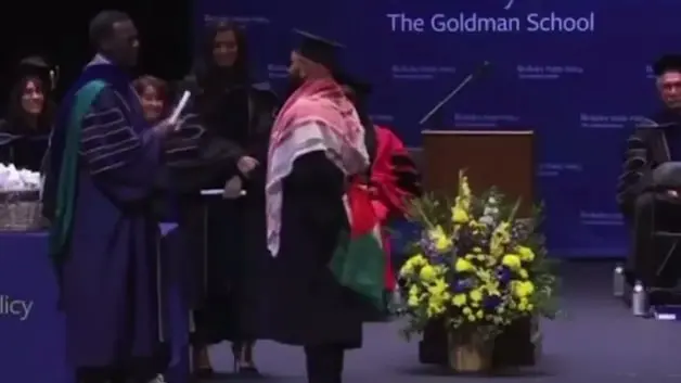ABD'de mezuniyette Filistin bayrağı krizi: Bırakınca diplomasını alabildi!