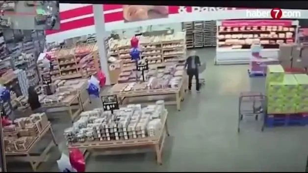 ABD'de şiddetli yağış market çatısını çökertti
