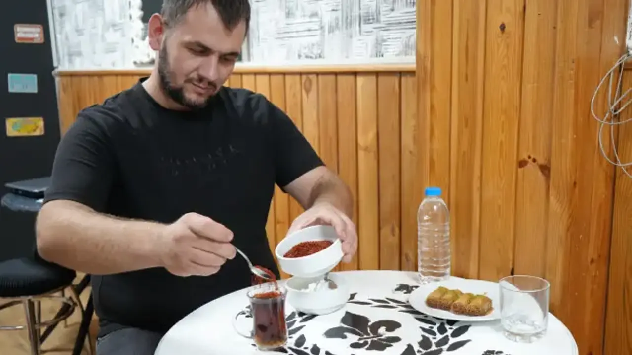 Acı tutkusu pes dedirtiyor: Tatlıya bile pul biber katıyor