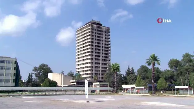 Adana'da depremde hasar gören 16 katlı Çukobirlik binası dinamitle yıkıldı
