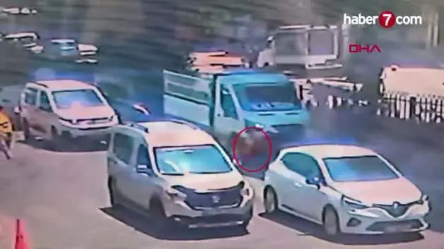 Adana'da feci kaza: Dört yaşındaki çocuk iki aracın altında can verdi