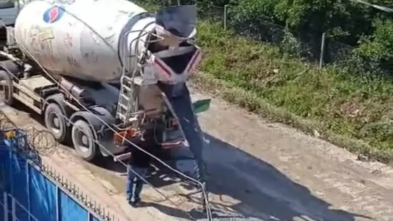 Adana'da mahalleli isyan bayrağını çekti, beton mikser kiralayıp yolu düzelttiler!