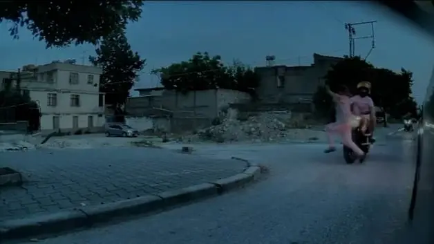 Adana'da motosikletin çarptığı kadın, ayağa kalkıp koşarak uzaklaştı