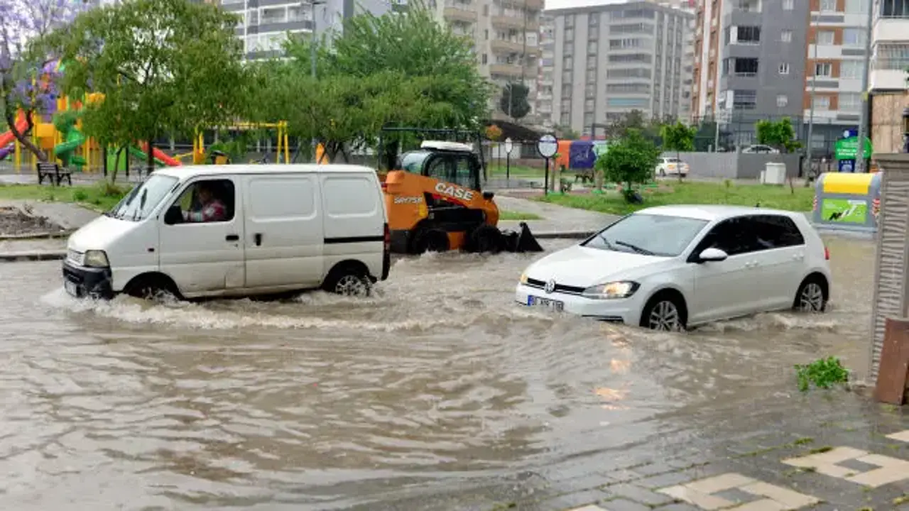 Adana’da sağanak nedeniyle yollar göle döndü