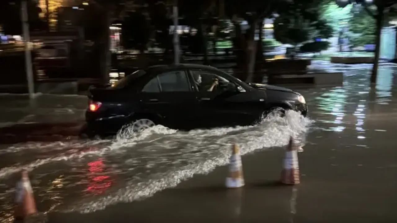 Adana'da sağanak; yollar göle döndü