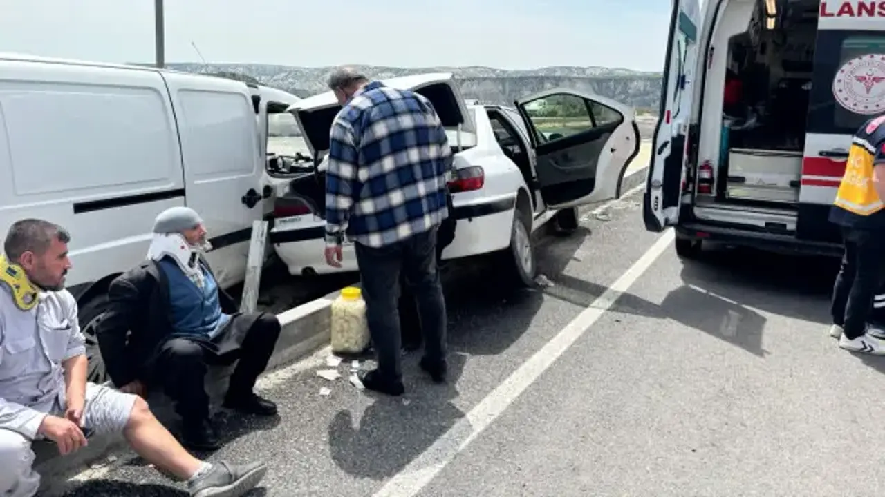 Adıyaman'da 2 otomobil çarpıştı; 6 yaralı