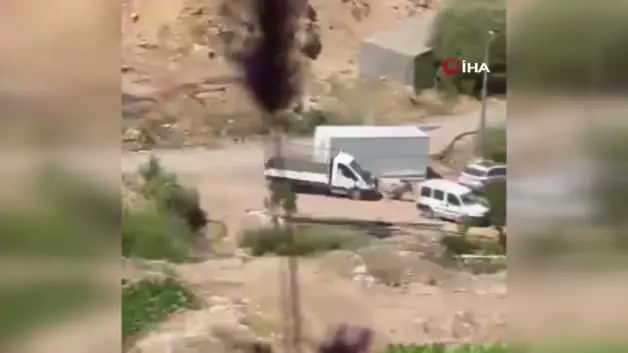 Adıyaman'da dehşet görüntüler: Kamyonetle çarptığı şahsı metrelerce fırlattı