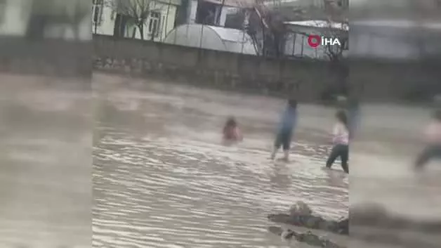 Afetin ortasında tehlikeli oyun: Çocuklar sel sularında oynadı