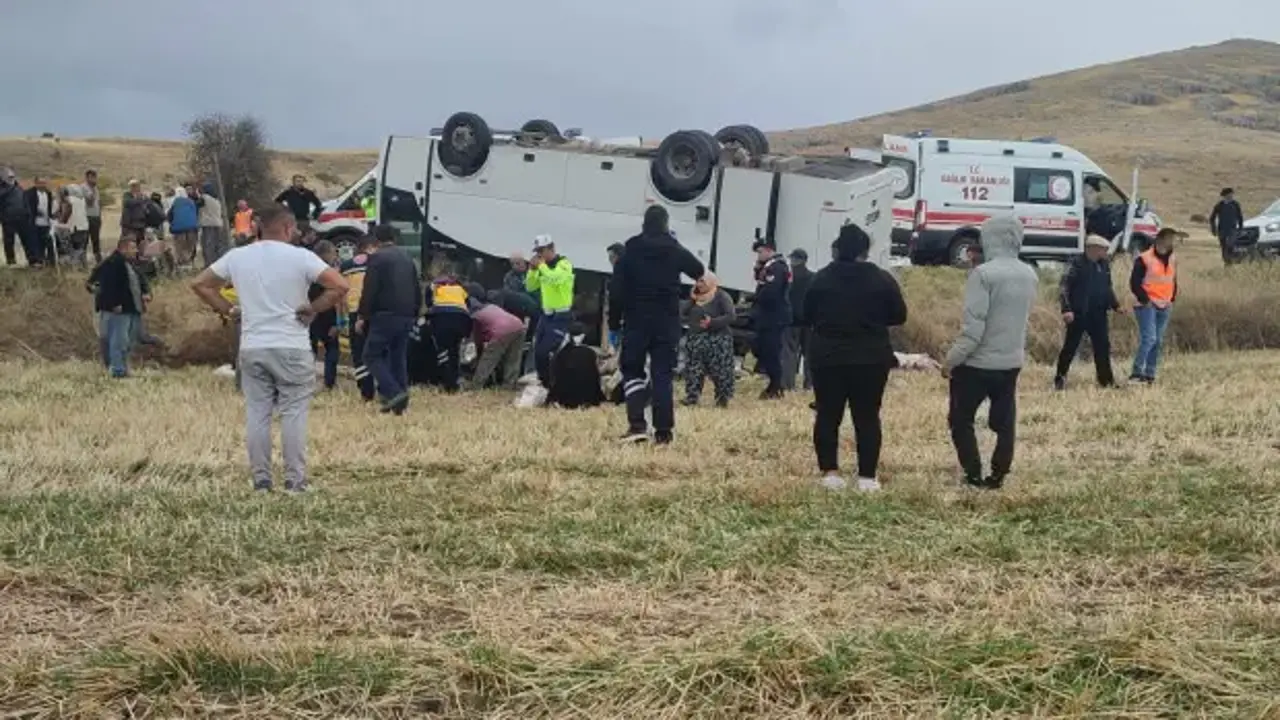 Afyonkarahisar'da midibüs, şarampole uçtu! 1 ölü, 27 yaralı