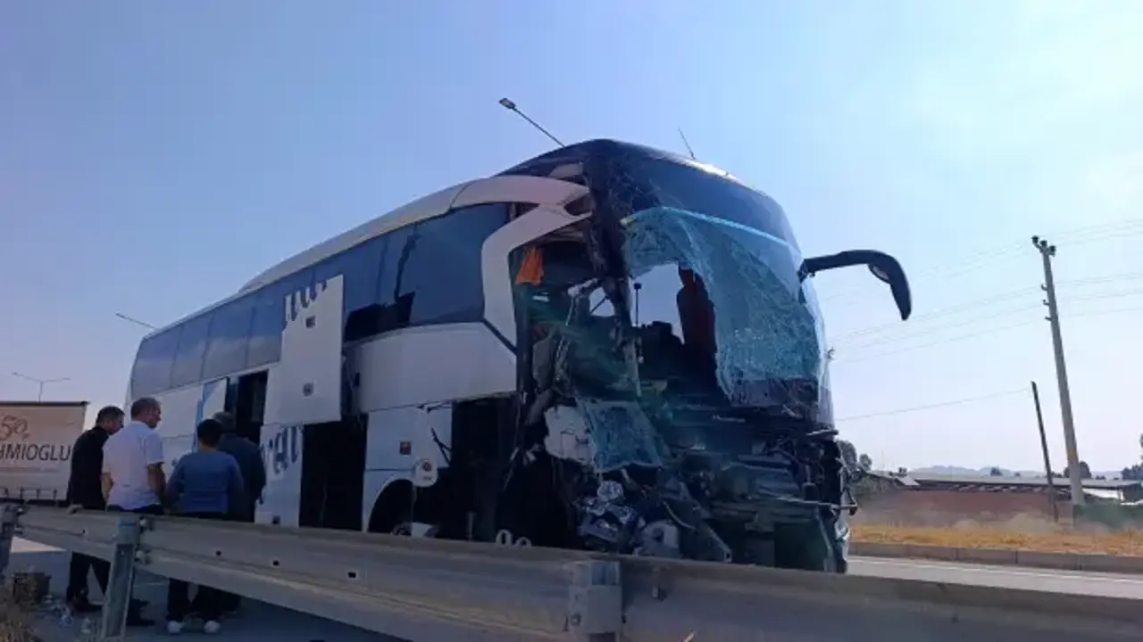 Afyonkarahisar'da yolcu otobüsü kamyonete çarptı: Ölü ve çok sayıda yaralı var