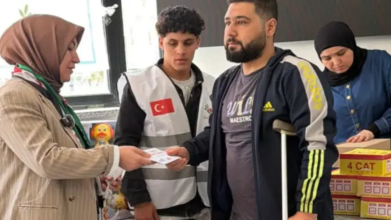 AK Partili Rukiye Toy’dan Kahire’de Filistinli ailelere kardeşlik eli