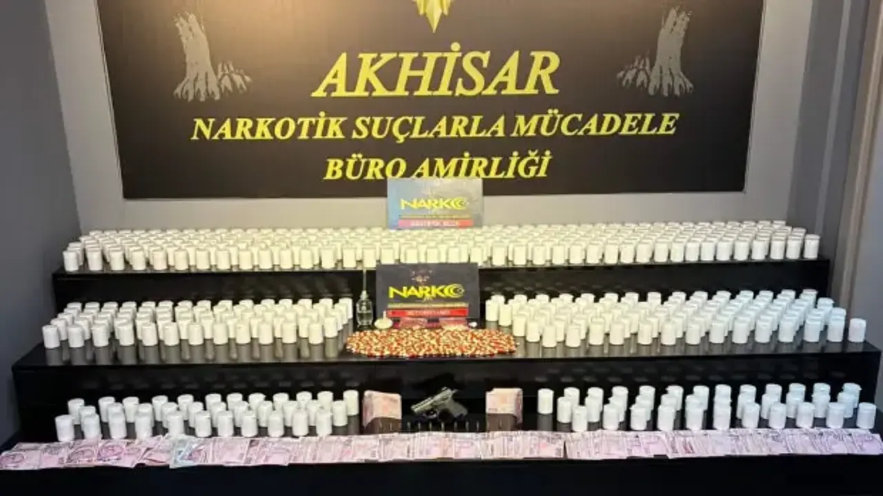 Akhisar’da zehir tacirlerine dev darbe: Evden 30 bin adedi aşkın uyuşturucu hap fırladı!