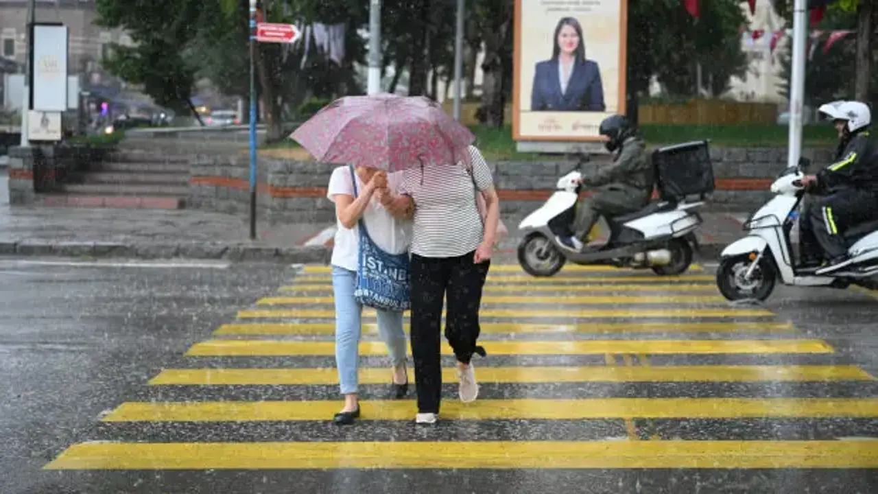AKOM peş peşe uyarı: İstanbul'da 3 gün boyunca sürecek! Cumartesiye dikkat...