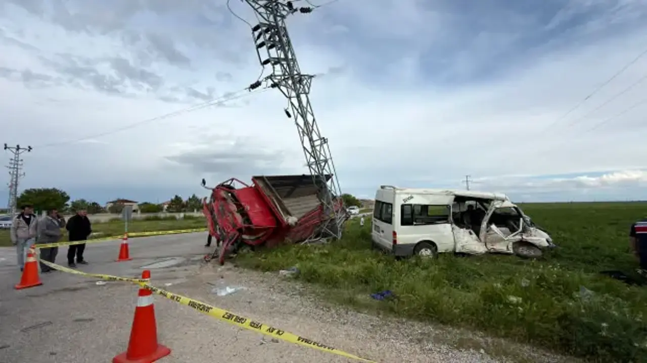 Aksaray'da servis minibüsü ile kamyonet çarpıştı: 5 yaralı