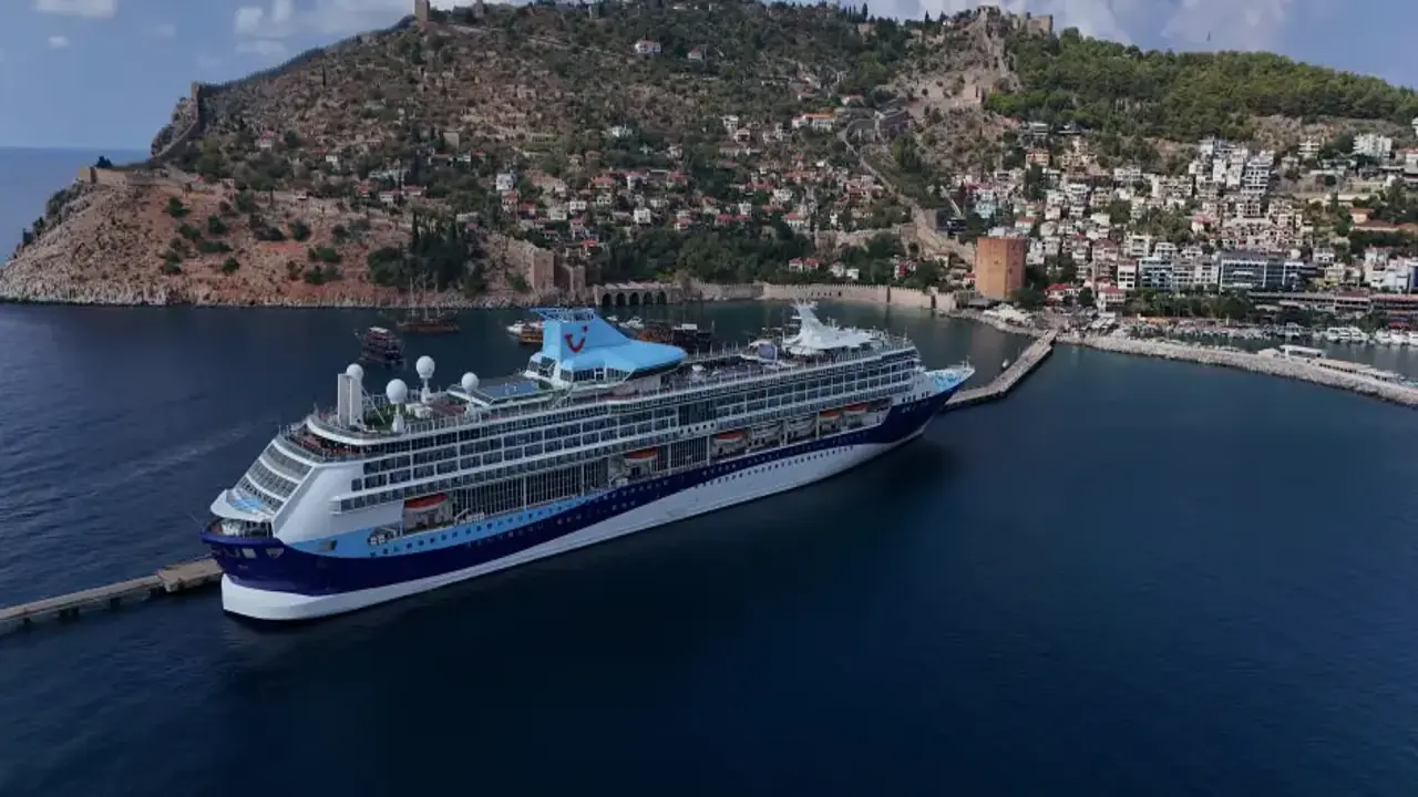 Alanya’ya iki dev kruvaziyer aynı gün yanaştı! 2 bin 400 turist ilçeyi ziyaret etti