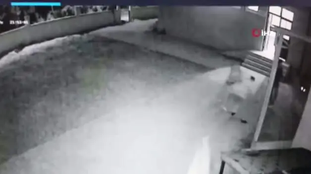 Alkol alıp cami avlusunda uygunsuz hareketler yapan çift kendilerini uyaran imamı dövdü