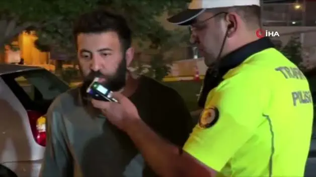 Alkolmetreye üfleten sürücünün mutluluktan uçtuğu anlar polisleri de şaşırttı