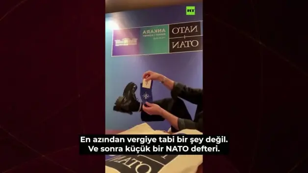 Alman gazeteci NATO'da kendisine verilen hediyeleri gösterdi!