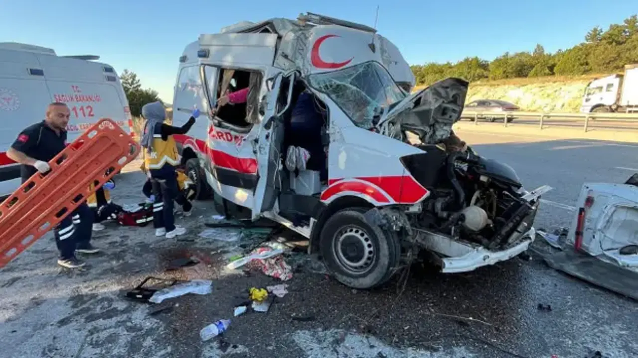 Ambulans, TIR'a çarptı; hasta öldü, 3 personel yaralı