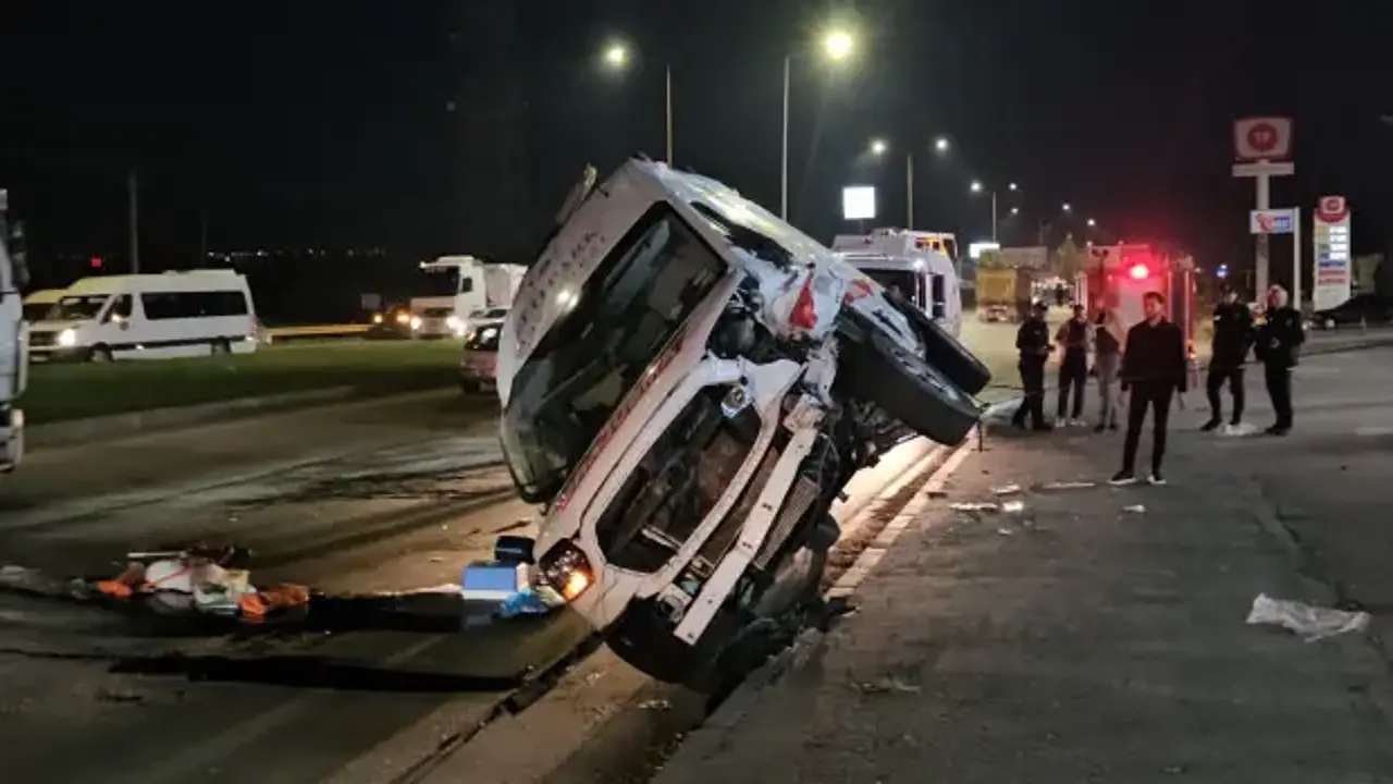 Ambulansla otomobil çarpıştı: 6 yaralı