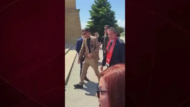 Anıtkabir'i ziyaret eden Ali Koç ile aile arasında geçen isim diyaloğu tebessüm ettirdi
