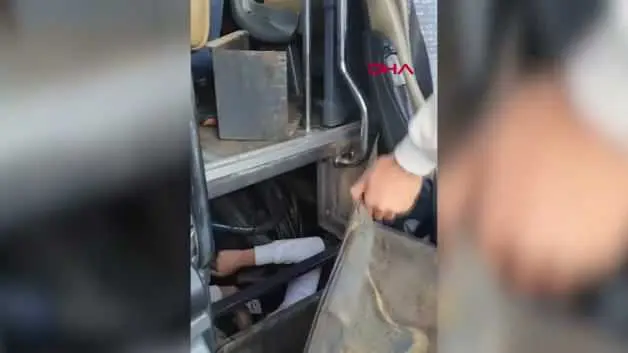 Ankara film gibi operasyon: Otobüsün altından 5 göçmen çıktı!